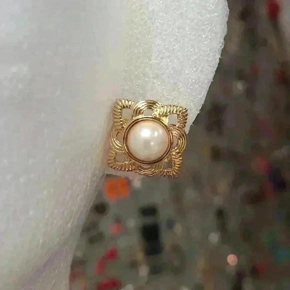 Gold tone fuax pearl earrings vintage style - Picture 7 of 15